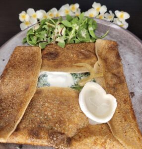 galette popeye chevre poireaux creme fraiche salade oignons